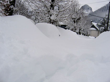 Avto v snegu (Kranjska Gora)